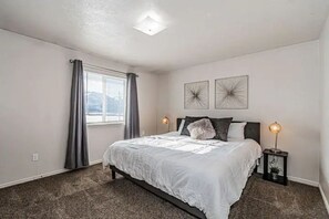 2 habitaciones, caja de seguridad en la habitación y escritorio