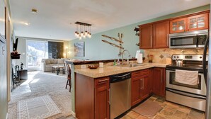 Una cucina moderna con mobili in legno, elettrodomestici in acciaio inossidabile e una grande isola.