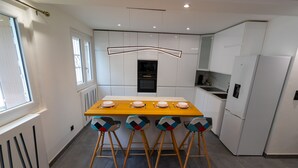 A modern kitchen with a central island, white cabinetry, and a built-in oven. - *Free parking* Chic and elegant in VILLEURBANNE *All-inclusive* (Villeurbanne)