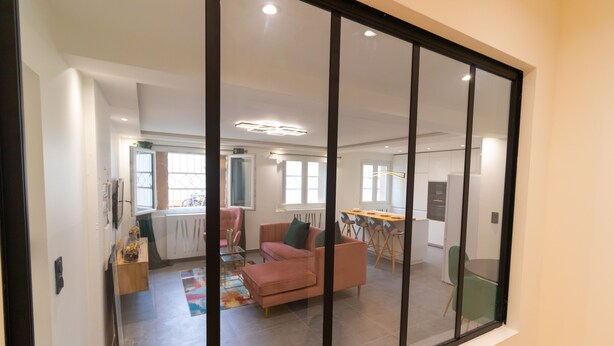A modern living room with a sofa, a coffee table, and a dining area with a table and chairs. - *Free parking* Chic and elegant in VILLEURBANNE *All-inclusive* (Villeurbanne)