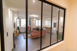 Una sala de estar moderna con un sofá, una mesa de centro y un comedor con mesa y sillas.