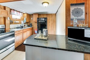 Cafetière/bouilloire, réfrigérateur, micro-ondes, plaque de cuisson