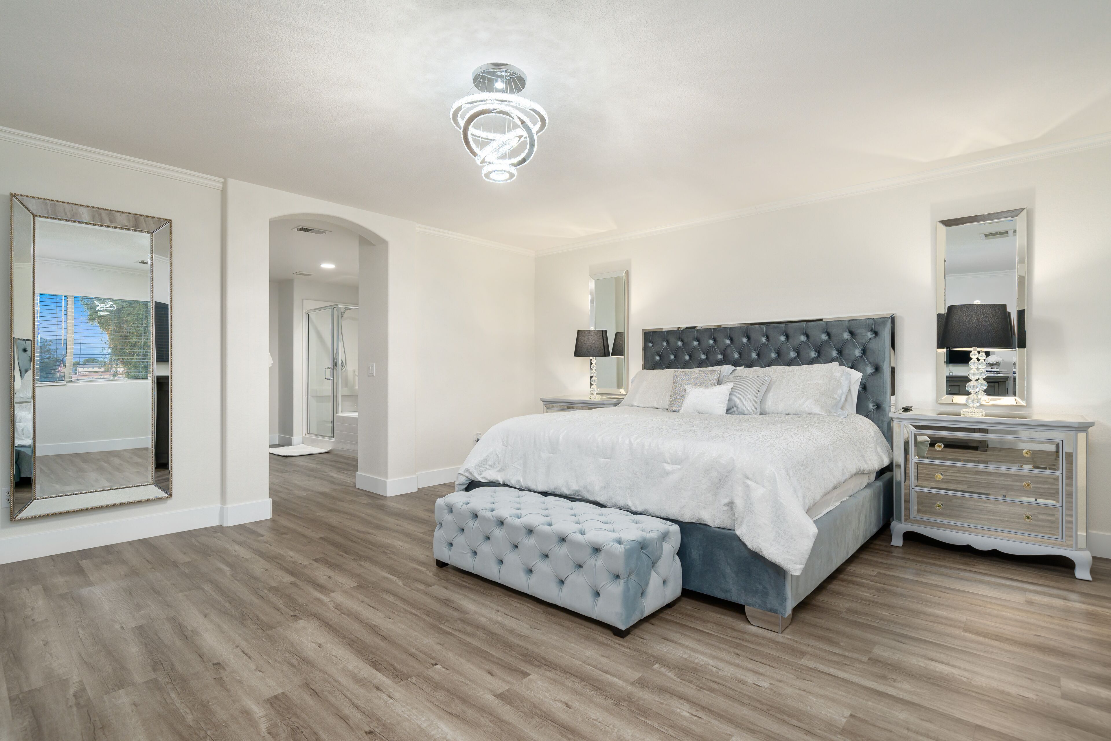 5 Schlafzimmer, Schreibtisch, Bügeleisen/Bügelbrett, kostenloses WLAN