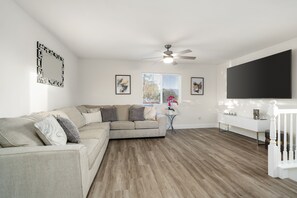 Smart-TV, Kamin, Videospiele, Tischtennisplatte