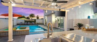 Luxurious desert home w/ pool & jacuzzi!