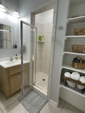 Douche, sèche-cheveux, serviettes fournies, savon