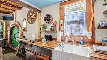 Geladeira, micro-ondas, cooktop, cafeteira/chaleira