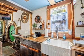 Frigorifero, microonde, piano cottura, macchina per tè/caffè