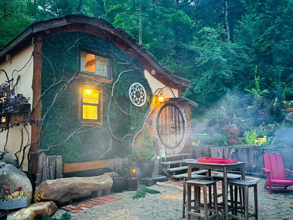 Outdoor dining - Magical Tiny House Located Near Top Attractions! (Sevierville)