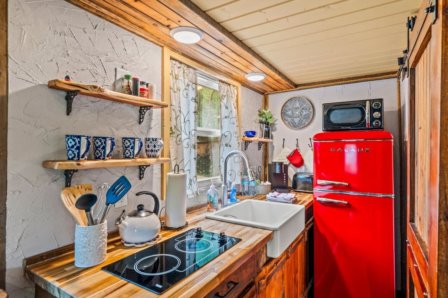 Kühlschrank, Mikrowelle, Herdplatte, Wasserkocher mit Kaffee-/Teezubehör