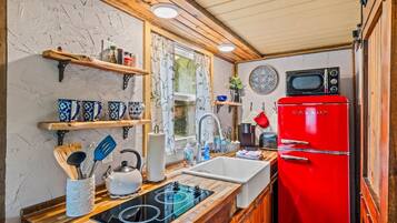 Kühlschrank, Mikrowelle, Herdplatte, Wasserkocher mit Kaffee-/Teezubehör