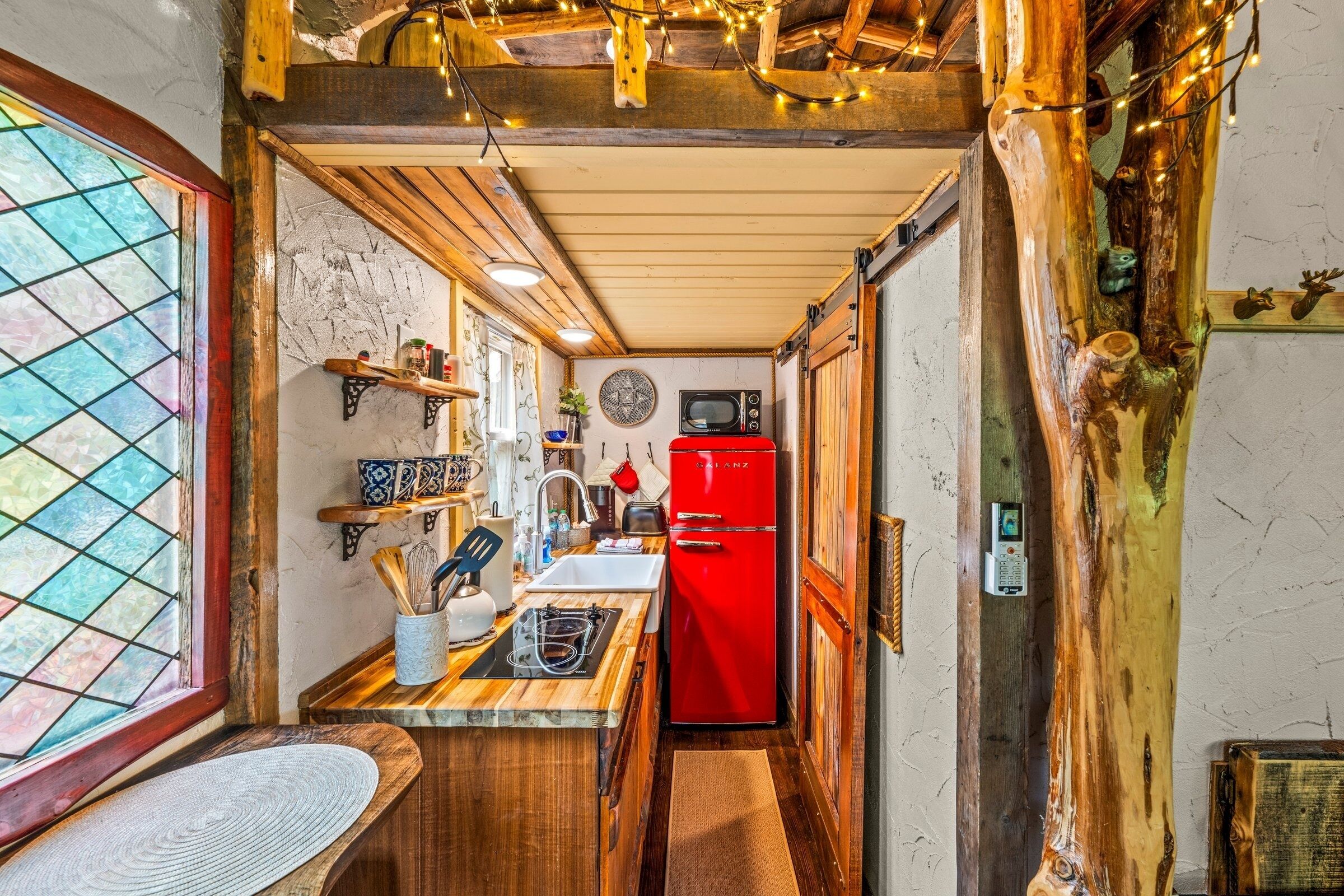 Kylskåp, mikrovågsugn, spishäll och kaffe- och tebryggare