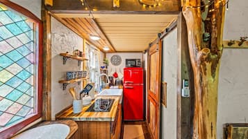 Kylskåp, mikrovågsugn, spishäll och kaffe- och tebryggare