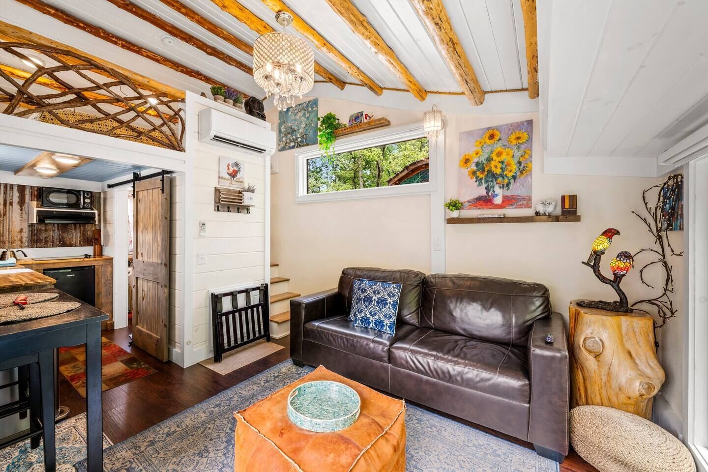 Televisión, chimenea y libros 