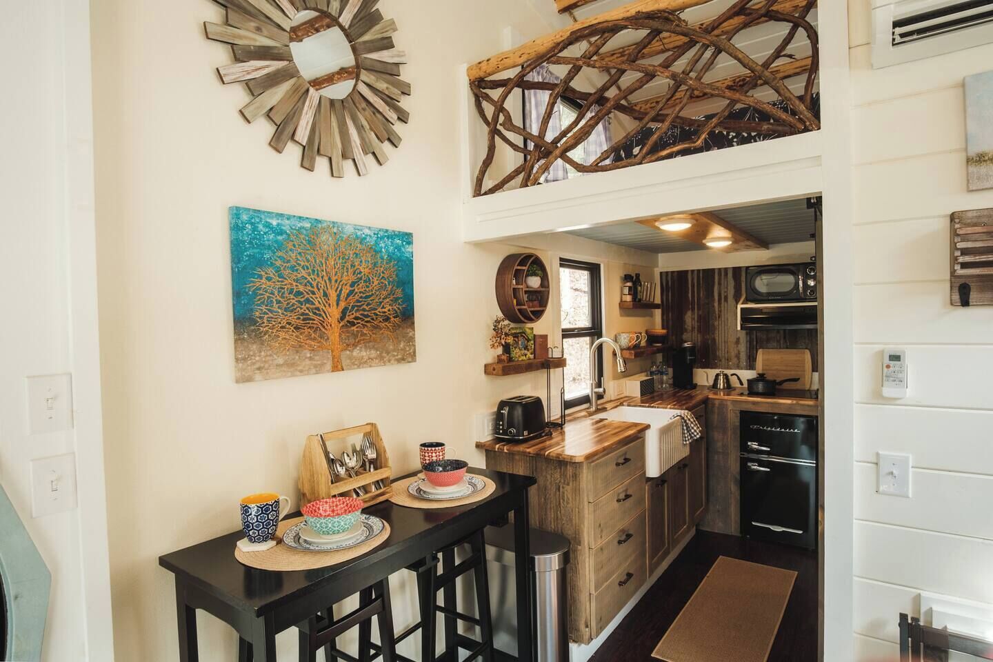 Refrigerador, microondas, parrilla de estufa y cafetera y tetera 