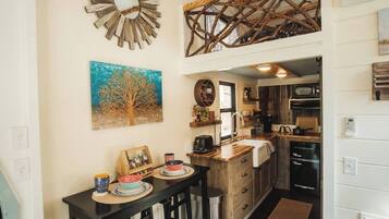 Refrigerador, microondas, parrilla de estufa y cafetera y tetera