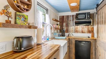 Jääkaappi, mikroaaltouuni, liesi, kahvin-/teenkeitin