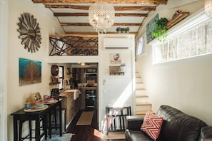 Ein gemütliches Interieur mit Küche, Essbereich und Treppe.