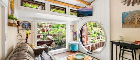 Televisie, een open haard en boeken