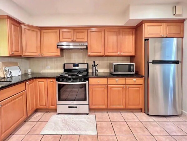 Private kitchen - PROMO on 3b2b w/ patio, yards & Sunset pool view (Temple City)