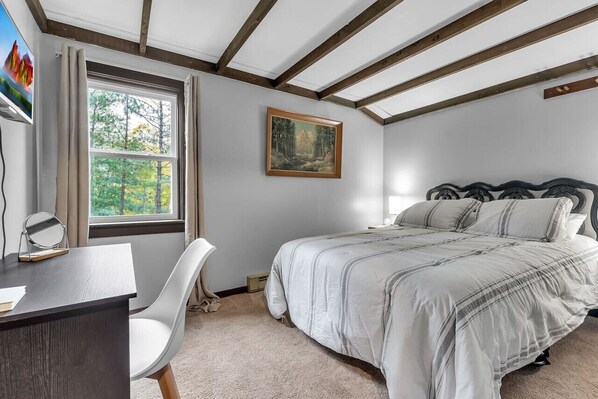 2 bedrooms, desk, WiFi, bed sheets