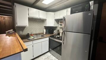 Fridge, oven, stovetop, coffee/tea maker