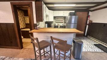 Réfrigérateur, four, plaque de cuisson, cafetière/bouilloire