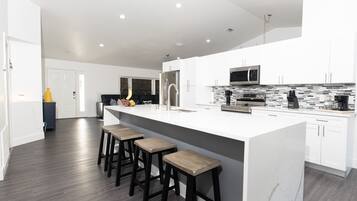 冰箱、微波炉、烤箱、厨具/餐具