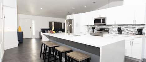 Réfrigérateur, micro-ondes, four