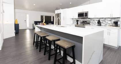 Cheerful 3-bedroom villa with heater pool.