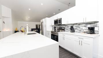 Réfrigérateur, micro-ondes, four