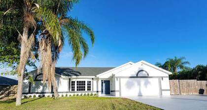 Cheerful 3-bedroom villa with heater pool.