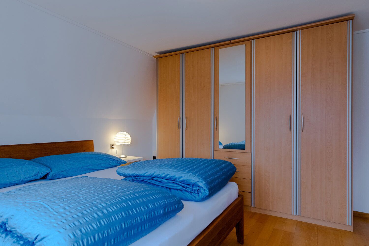 2 slaapkamers, een bureau, een strijkplank/strijkijzer, reisbedje