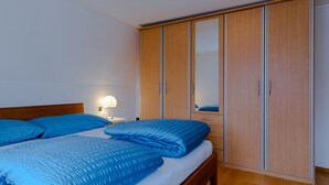 2 soverom, skrivebord, strykejern/-brett og reiseseng for barn