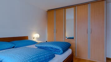 2 slaapkamers, een bureau, een strijkplank/strijkijzer, reisbedje