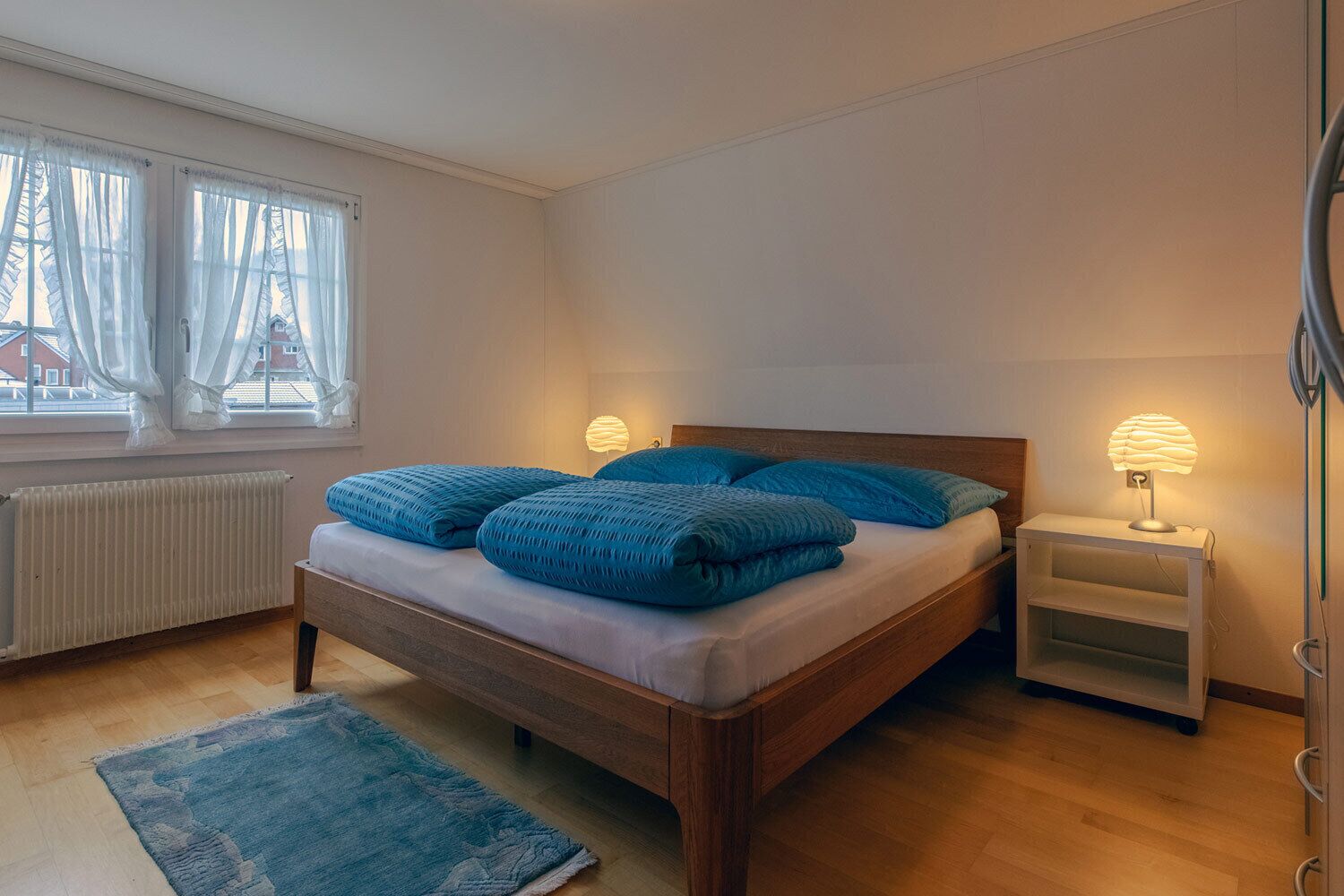 2 sovrum, skrivbord, strykjärn/strykbräda och resesäng