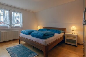 2 soverom, skrivebord, strykejern/-brett og reiseseng for barn