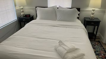 4 bedrooms, iron/ironing board, WiFi, bed sheets