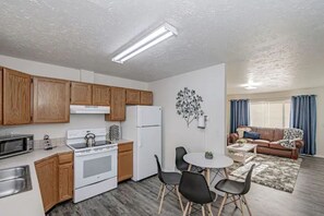 冰箱、微波炉、烤箱、炉灶