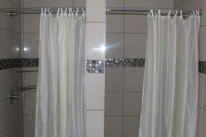 Bathroom shower - TaTe Village - Hostel (Windhoek)