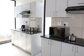 迷你冰箱、微波炉、炉灶、烤面包机