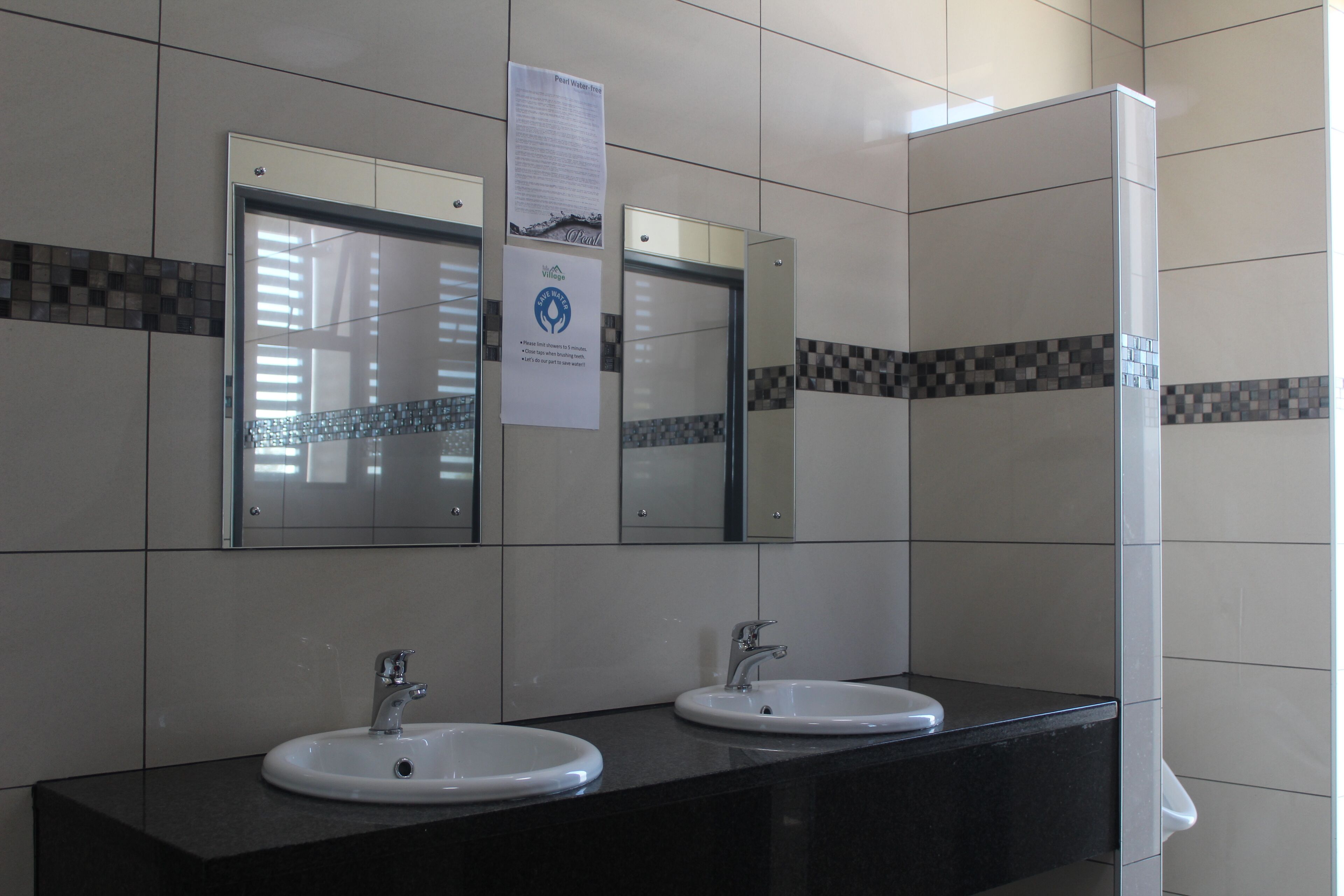 Een douche, handdoeken, toiletpapier