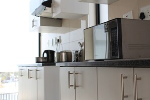 Mini-Kühlschrank, Mikrowelle, Herdplatte, Toaster