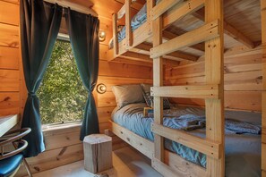 4 chambres, bureau, fer et planche à repasser, lit de bébé portatif