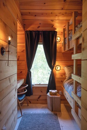 4 habitaciones, escritorio y tabla de planchar con plancha 