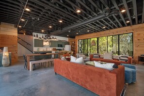 Chimenea, libros y estéreo 