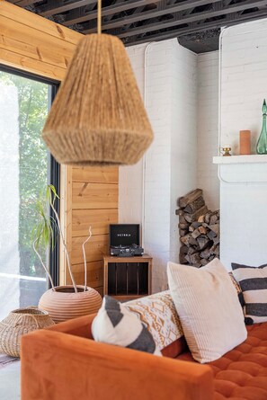 Chimenea, libros y estéreo 