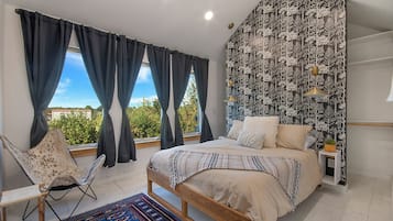 4 bedrooms, desk, iron/ironing board, travel cot