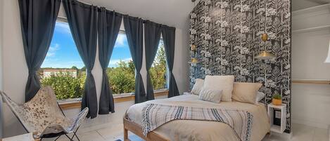 4 habitaciones, escritorio y tabla de planchar con plancha