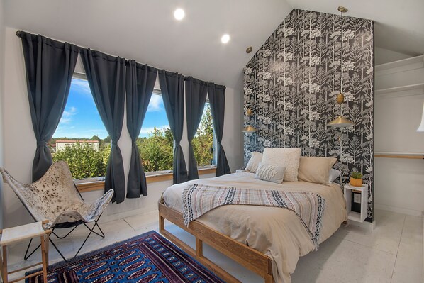 4 habitaciones, escritorio y tabla de planchar con plancha 